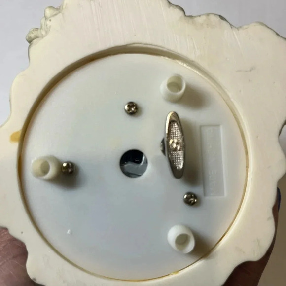 Sankyo vintage Musical snow globe featuring angels on the outside and inside. - Picture 12 of 16